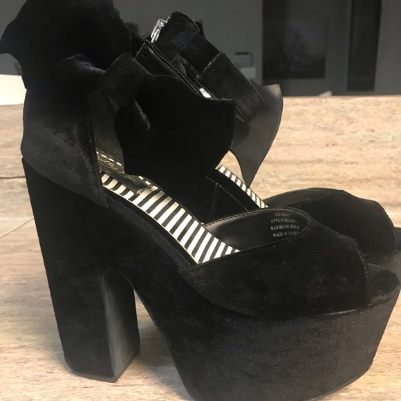 👻Dollskill Batty White Platforms!! Discontinued👻 - Picture 6 of 10